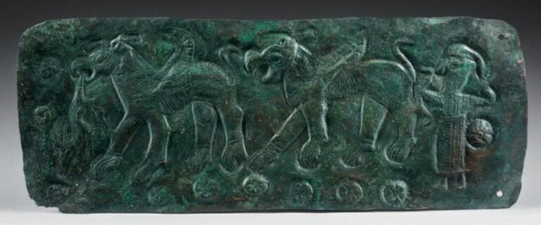 Plaque rectangulaire décorée au repoussé puis gravée présentant une scene de chasse a l'ar