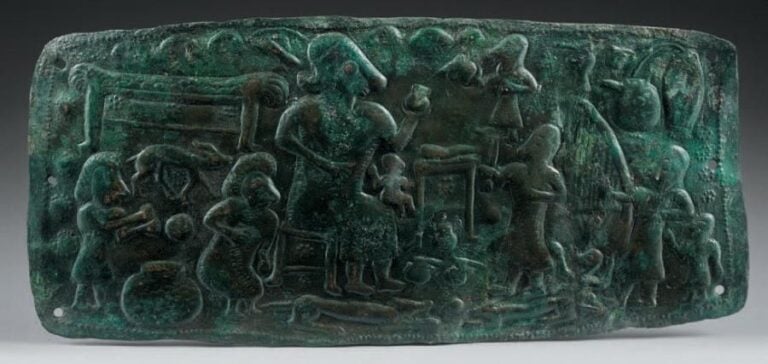 Plaque rectangulaire décorée au repoussée puis gravée, présentant une scene de banque