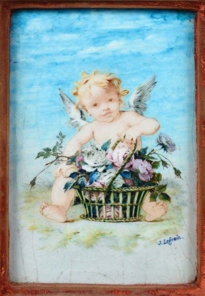 Plaque rectangulaire en céramique orné d'un Amour assis derrière une corbeille de fleur