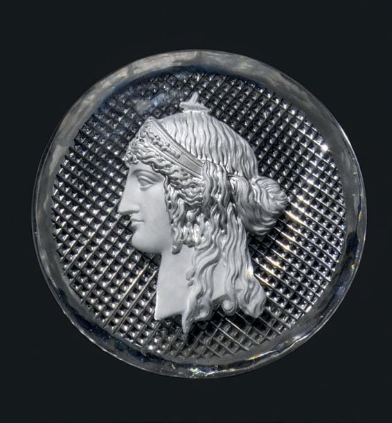 Plaque ronde en cristal guilloché au revers et bord biseauté, ornée d'un cristallo-cérame représentant le profil de