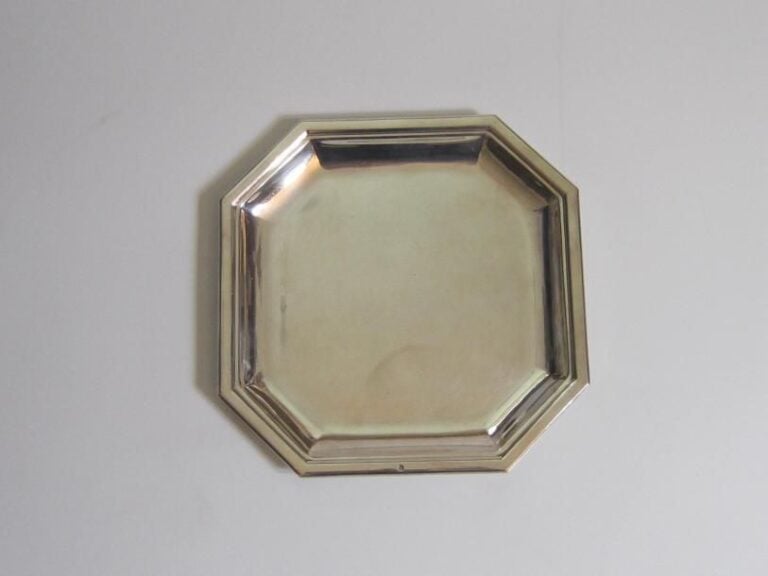 PLAT À CARTES en argent (950 ‰) de forme octogonal