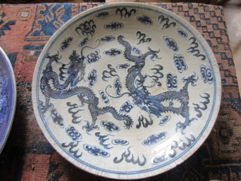 Plat à décor bleu blanc de dragon en porcelaine (accidents)