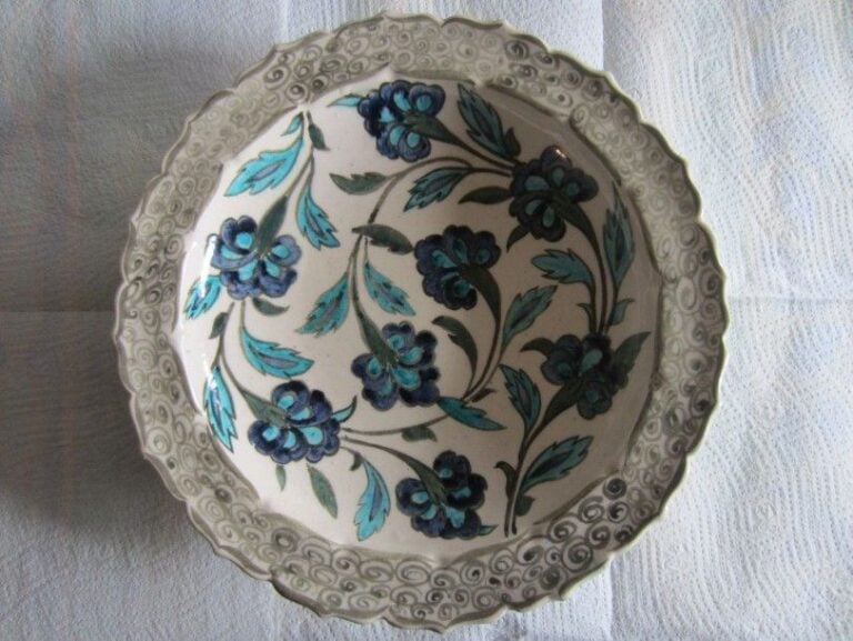Plat à décor ottoman, signé au dos Diam: 32 cm