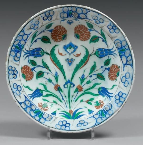 Plat d'Iznik Pâte siliceuse à décor peint sous glaçure incolore transparent