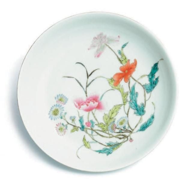 Plat dans le style «famille rose» (fencai) avec marque bleue à six caractères attribuée à la période Yongzhen