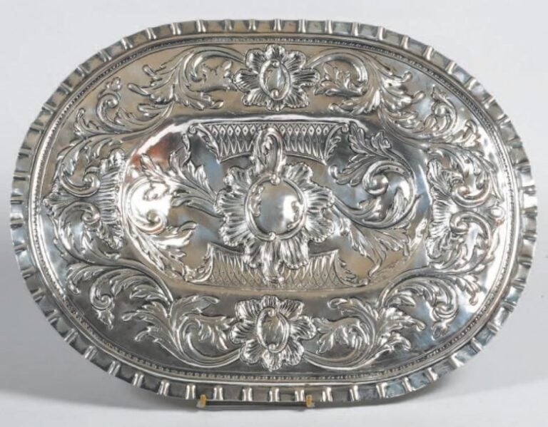 Plat de décoration en argent à décor repoussé de médaillons lisses rocaille, guirlandes feuillagées et croisillon