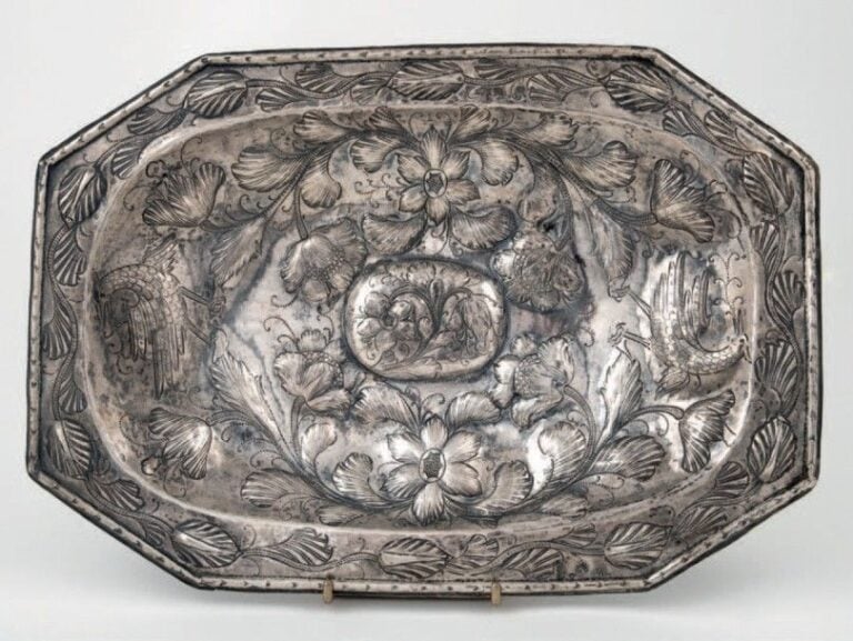 PLAT en argent de forme octogonale, à décor végétal et d'oiseau