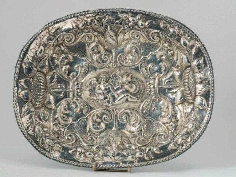 PLAT en argent de forme ovale, à décor de fleurs et feuillage