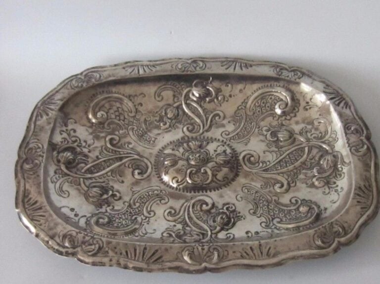 Plat en argent de forme ovale, à décor végéta