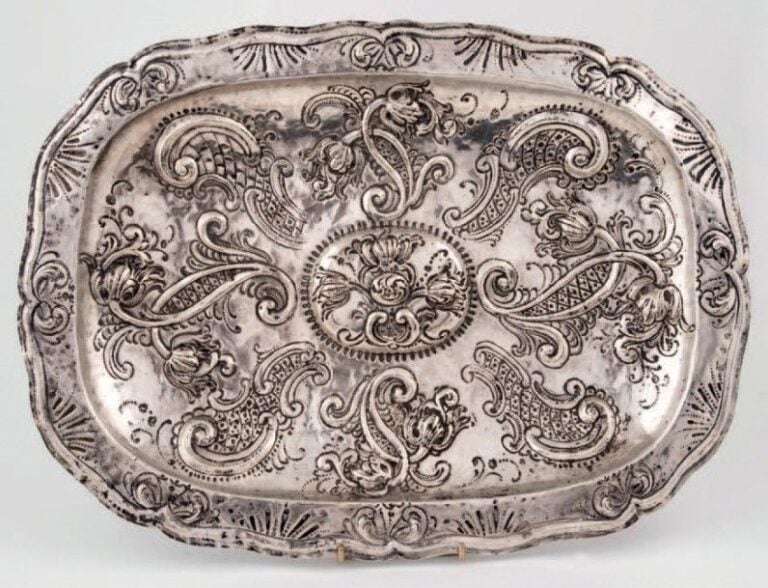 PLAT en argent de forme ovale, à décor végéta