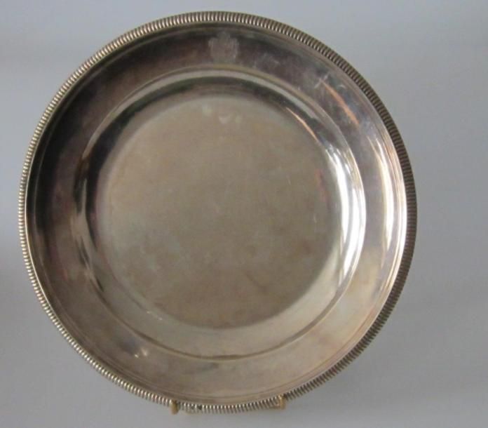 Plat en argent uni (950 ‰) à bordure godronnée; le marli gravé d'armoiries sous couronn