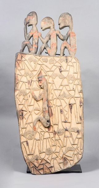 Plat en bois sculpté polychrome surmonté de trois personnages assis en ronde-boss
