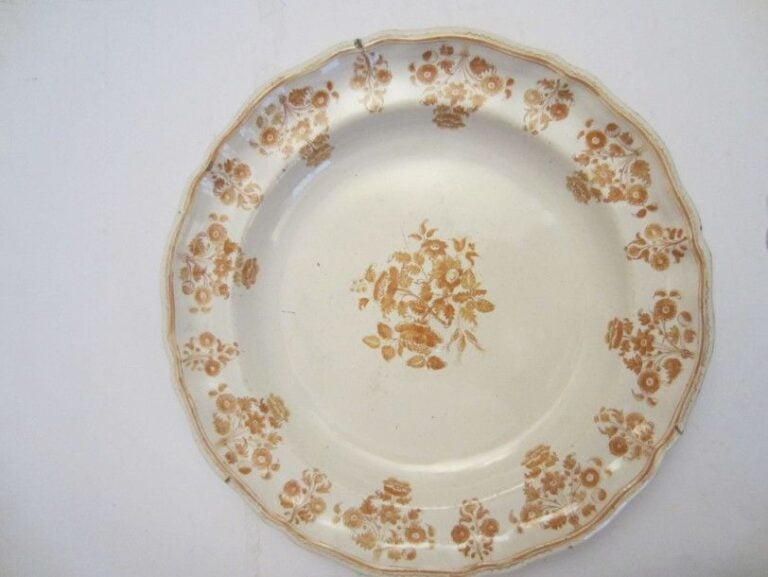 Plat en camaïeu ocre à décor de fleurs de solanée Dia