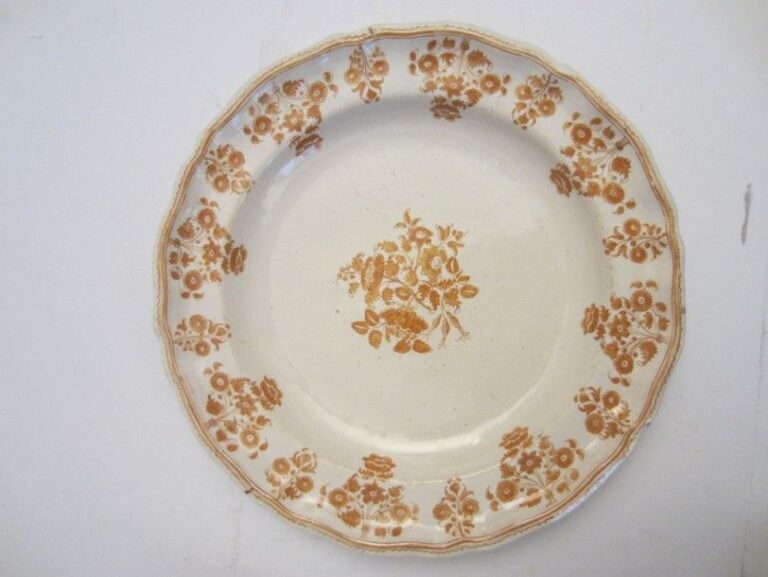 Plat en camaïeu ocre à décor de fleurs de solanée Dia