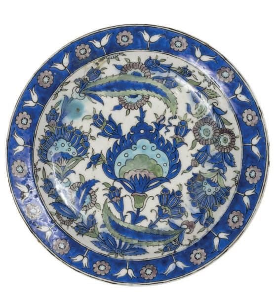 Plat en céramique persane dans le goût d'Iznik