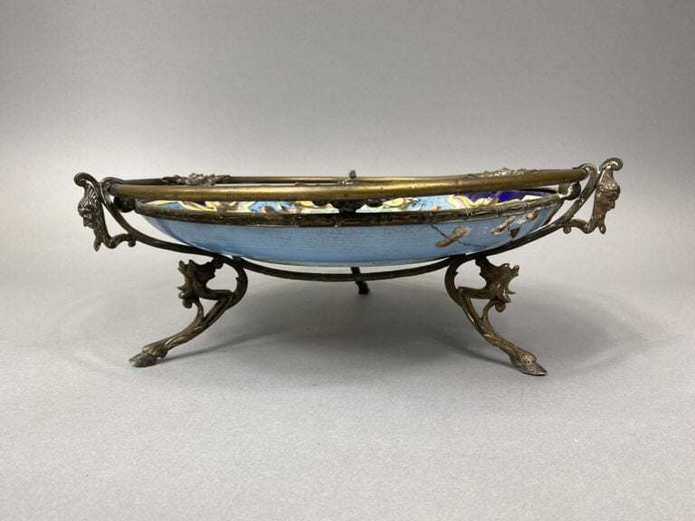 Plat en céramique polychrome à décor d'une jeune fille et de deux angelots dans…