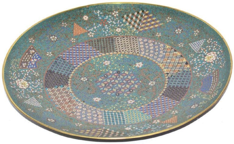 PLAT en émaux cloisonnés à décor de formes géométriques