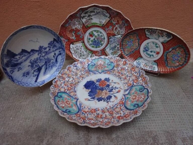 PLAT EN FORME D'EVENTAIL EN PORCELAINE A DECOR IMARI TRES VRAISEMBLABLEMENT PAR HICHOZAN  Japon, Troisième quart du XIXe siècle 26 x 33,5 cm On y joint : > Un plat circulaire du même, celui-ci marqué?????