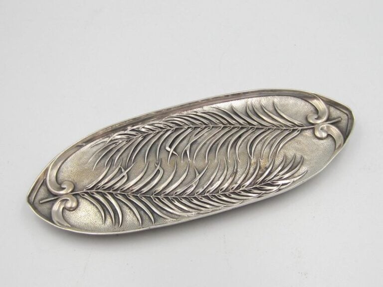 PLAT en porcelaine blanche à décor émaillé de kilin et phéni