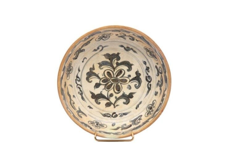 PLAT EN PORCELAINE BLEU BLANC A DECOR FLORAL