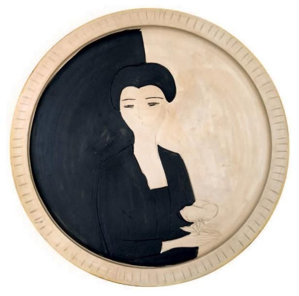 PLAT en terre cuite à décor d'une femme émaillé noir sur fond blan