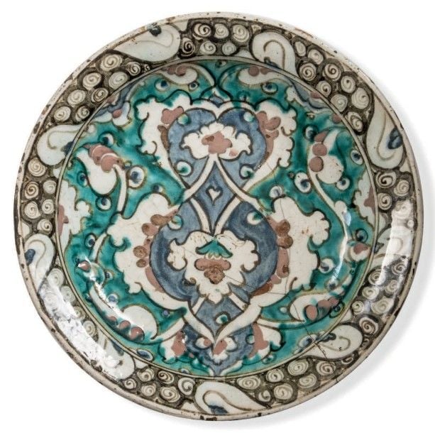 Plat Iznik à décor de lambrequins