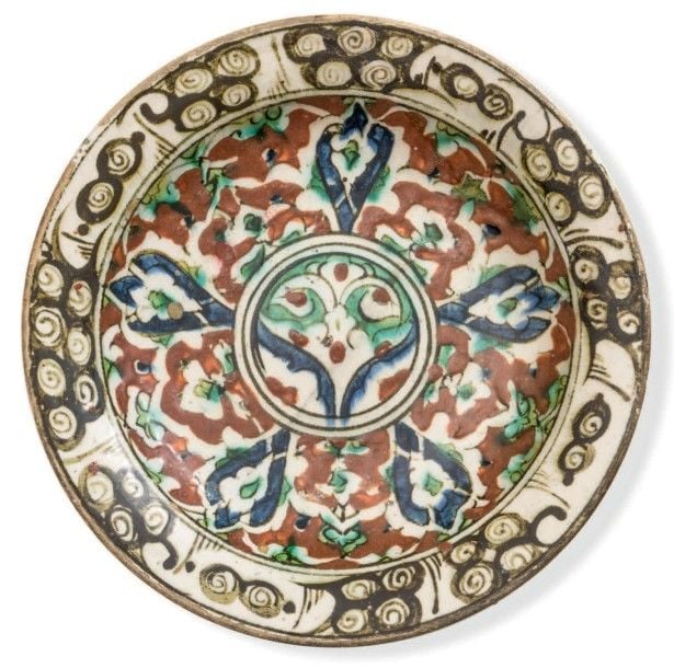Plat Iznik à décor de médaillon de lambrequins