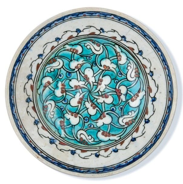 Plat Iznik à décor rayonnant d'arabesques