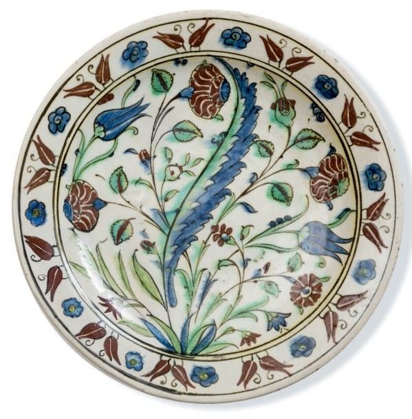 Plat Iznik à la feuille Saz et au marli fleuri