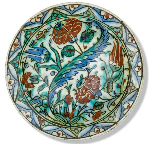 Plat Iznik à la feuille Saz et au marli fleuri