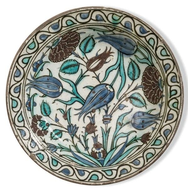 Plat Iznik aux tulipes et marli à rinceaux