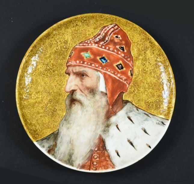 Plat orné de portrait d'un doge de Venise sur fond doré en céramique émaillée polychrom