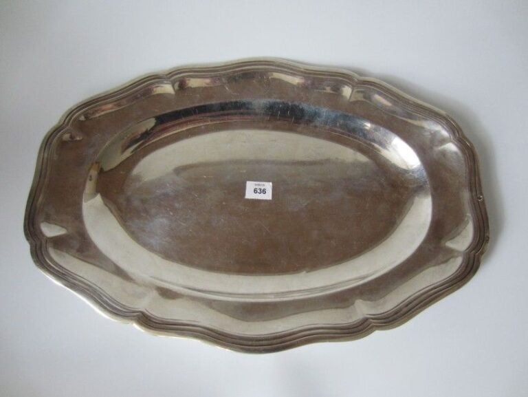PLAT OVALE en argent à contours, bordure moulurée de filets forts; l'aile gravée d'un écusson monogrammé C