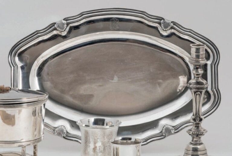 PLAT OVALE en argent à contours, filets et quatre agrafes coquille