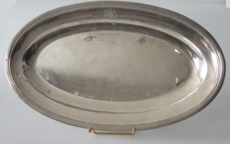 Plat ovale en argent à moulure de filets; armoiries doubles sous couronne comtale