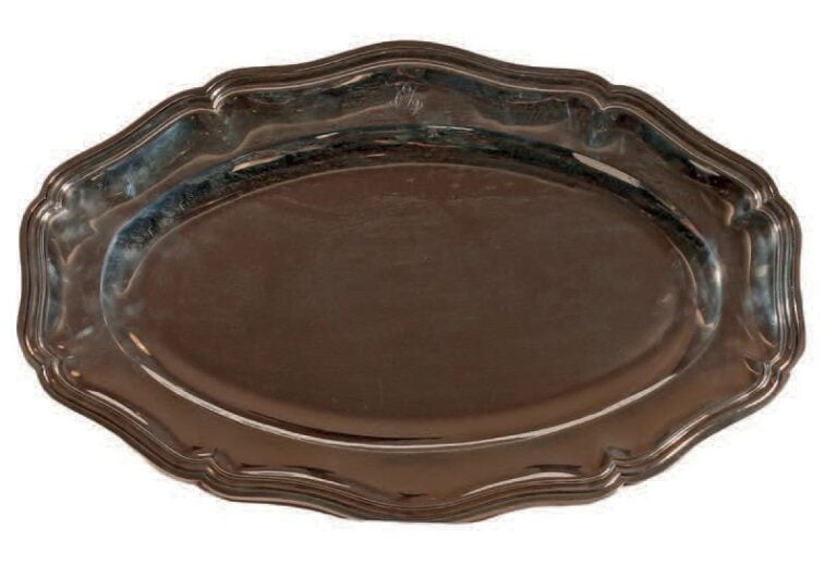 PLAT OVALE en argent de style Louis XV