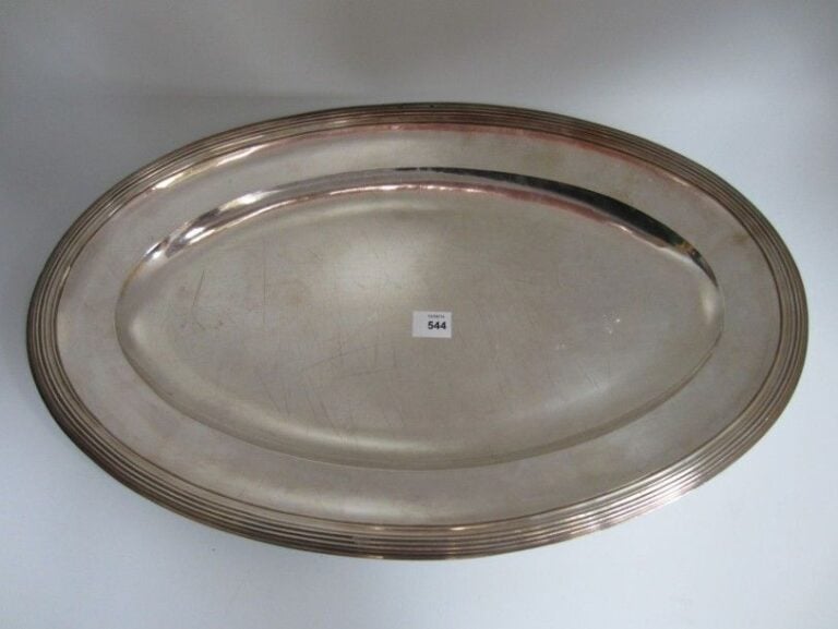 PLAT OVALE en argent, la bordure à moulures de filets fort