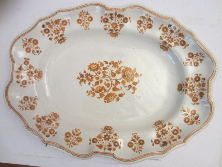 Plat ovale en camaïeu ocre à décor de fleurs de solané