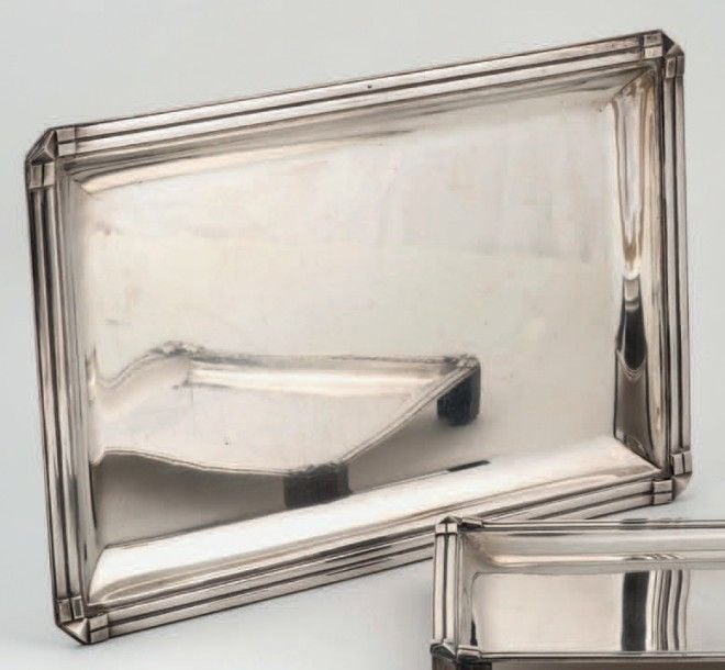 PLAT RECTANGULAIRE en argent, la bordure à double cannelure terminée par un motif géométrique, angles pincés à pans coupé