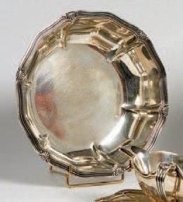 Plat rond creux en argent à six contours, moulure de filets forts et agrafes en coquille