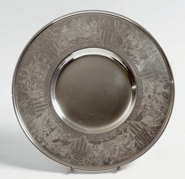 PLAT ROND en argent, l'aile gravée de six épisodes légendés de l'Indépendance des États-Uni