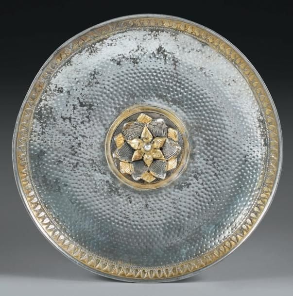 Plat sur piédouche a vasque plate et terminée par une levre a léger bourrelet, entierement décorée de petit globul