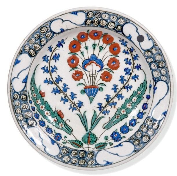 Plat tabak d'Iznik au bouquet Pâte siliceuse à décor polychrome sous glaçure incolore transparente