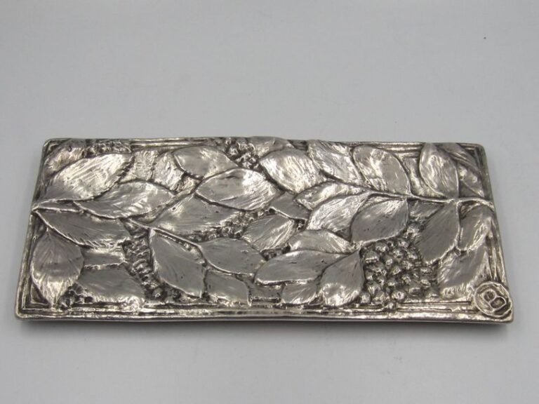 PLATEAU À CARTE DE VISITE rectangulaire en argent à décor de feuillage et baies au repoussé, posant sur quatre petits pieds boul