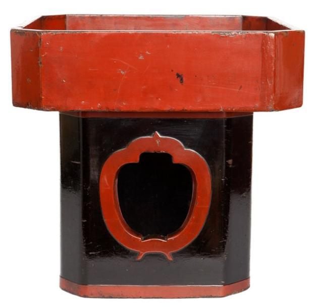 Plateau à offrandes bouddhiste de forme carrée laqué noir et rouge, l'objet était utilisé dans un templ