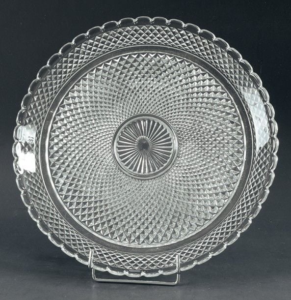 Plateau circulaire à bord dentelé en cristal moulé à motif de pointes de diamant