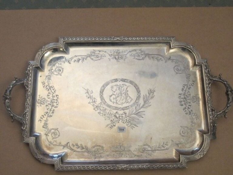 Plateau de service en argent, la bordure à filets, rubans croisés et frise feuillagée, les poignées ornées d'acanthes, le fond chiffré sur deux branches feuillagée