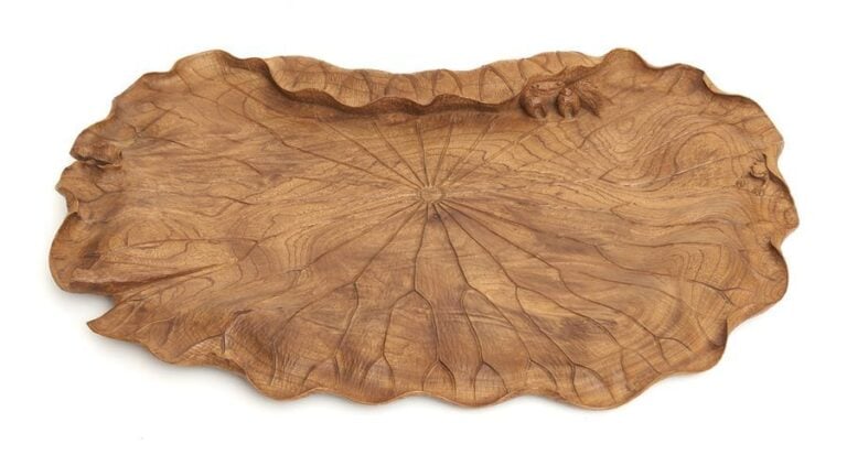 Plateau en bois, en forme de grande feuille de lotus, une petite grenouille et un crabe caché sur le rebord de la feuill