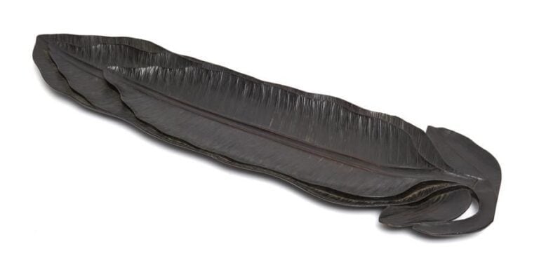 Plateau en bois noir sculpté en forme de trois feuilles de bananes superposée