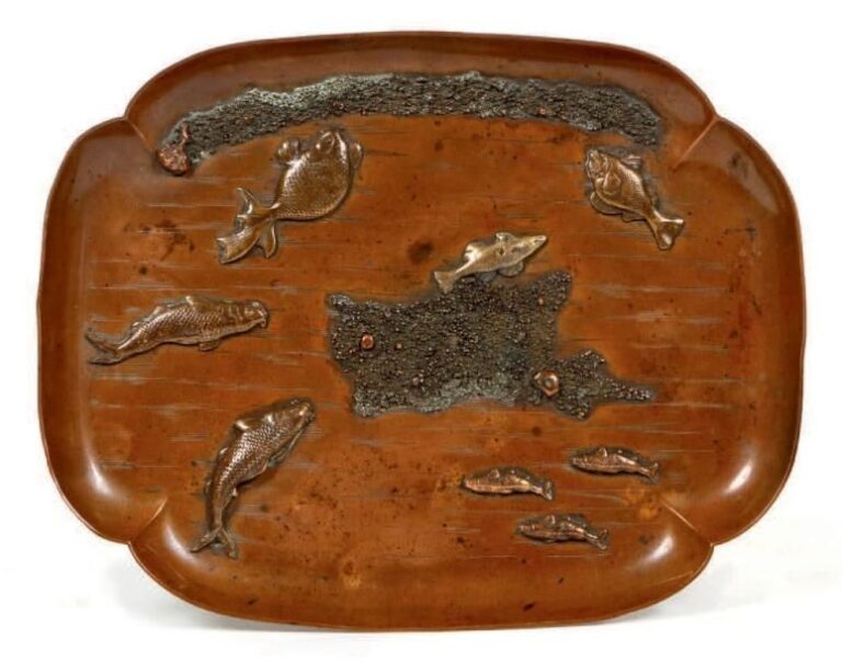 PLATEAU en cuivre à bordure chantournée et décor japonisant de poissons en appliqu